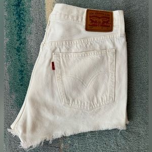 LEVI’s white denim cut off shorts